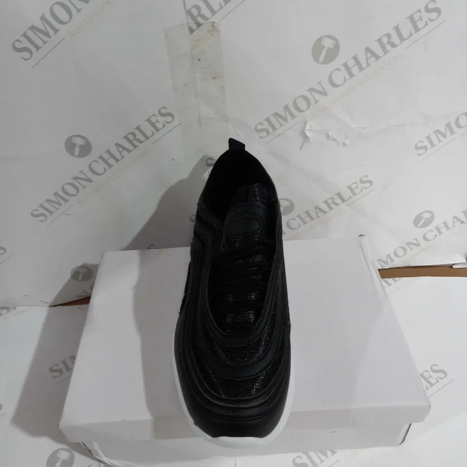 BOXED PAIR OF NIKE AIRMAX BLACK/BLUE SIZE 37