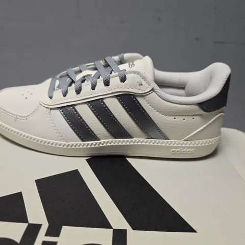 BOXED ADIDAS VL COURT 3.0 SIZE 3.5