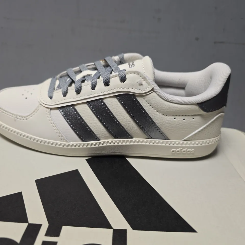 BOXED ADIDAS VL COURT 3.0 SIZE 3.5