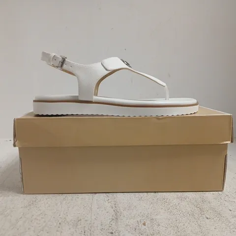 BOXED PAIR OF MOCHAEL KORS TOE-POST FLAT SANDALS IN WHITE SIZE 8