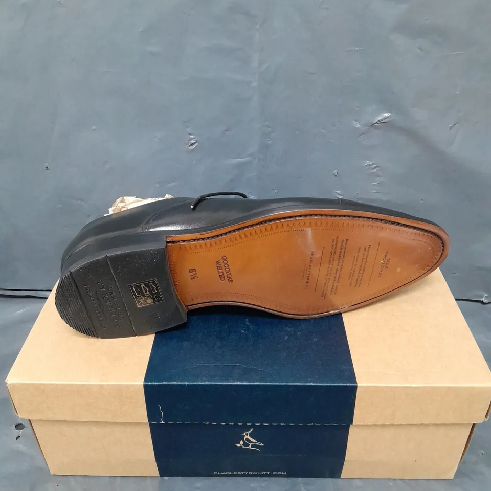 BOXED PAIR OF CHARLES TYRWHITT BLACK LEATHER OXFORD SHOES - 8.5