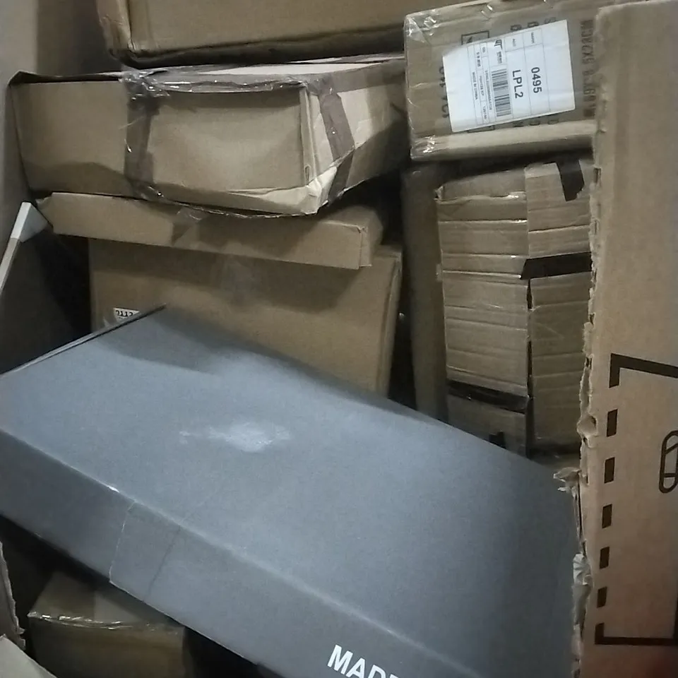 PALLET OF HOUSEHOLD ITEMS TO INCLUDE SINGLE DUVET,FLOOD LIGHTS,CHRISTMAS TREE, SHOWER FAUCET AND OTHER ASSORTED ITEMS...