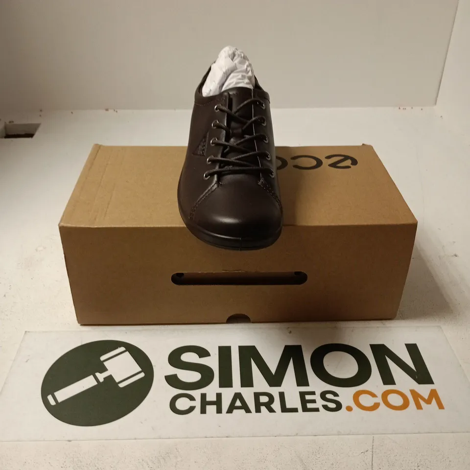 BOXED PAIR OF ECCO SOFT 2.0 W LACE SHOES IN BROWN - EU 38