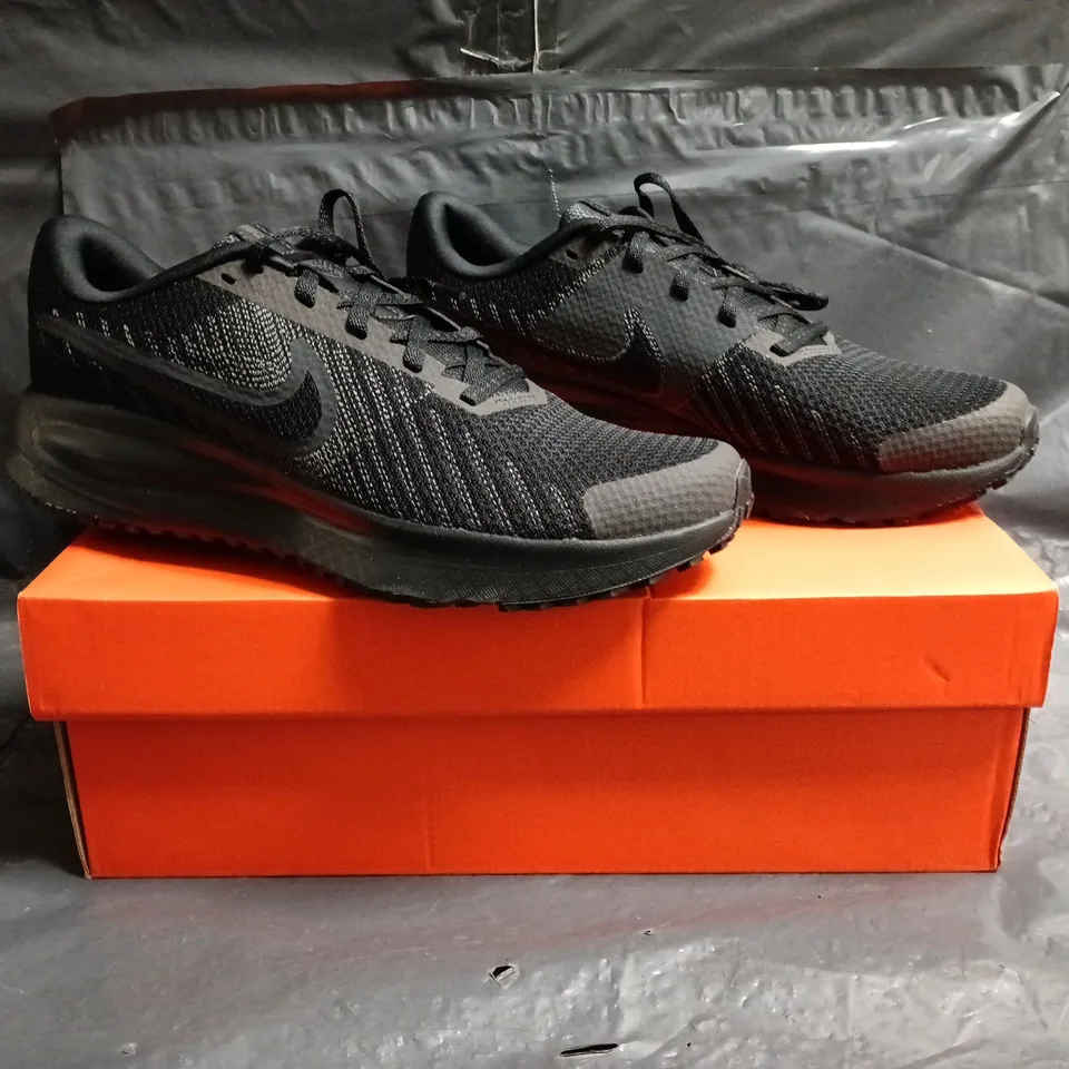 BOXED PAIR OF NIKE RUN DEFY TRAINERS IN BLACK SIZE UK 7