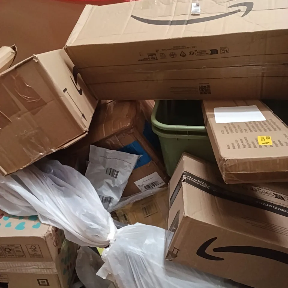 PALLET OF ASSORTED ITEMS INCLUDING - TOILET SEAT , BABY HIGH CHAIR , SCREEN PROTECTOR 