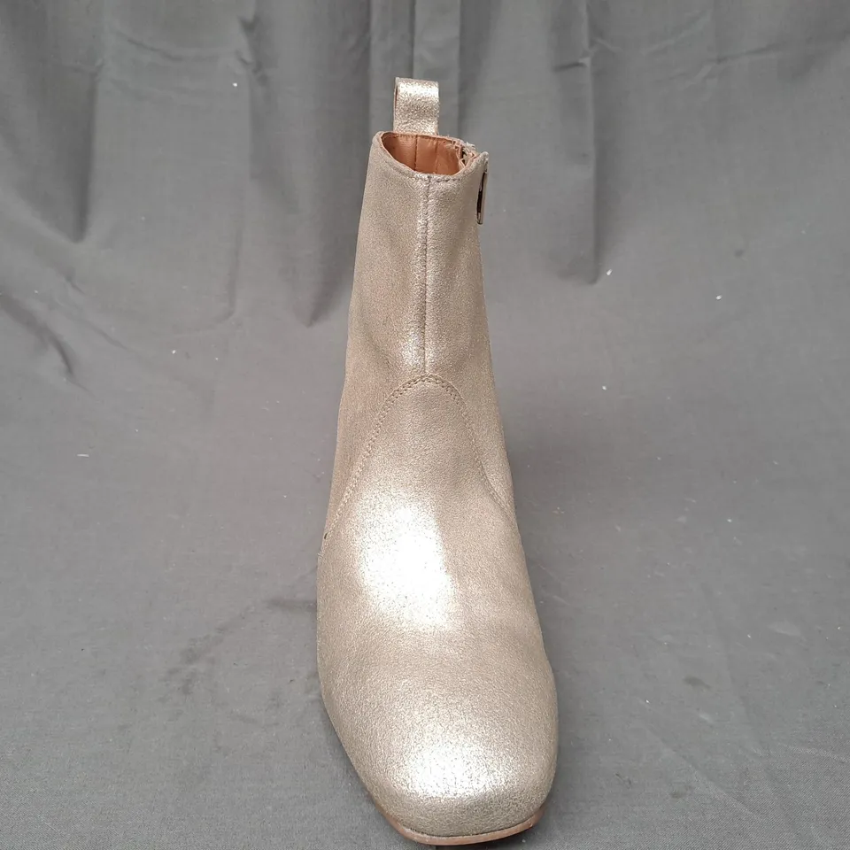 BOXED PAIR OF WHITE STUFF BLOCK HEEL BOOTS IN GOLD UK SIZE 5