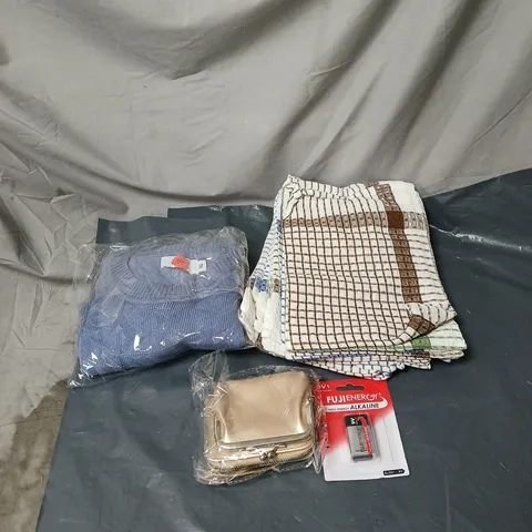 BOX OF APPROXIMATELY 15 ASSORTED HOUSEHOLD ITEMS TO INCLUDE PURSE, BATTERY, CLOTHING, KITCHEN TOWELS ETC