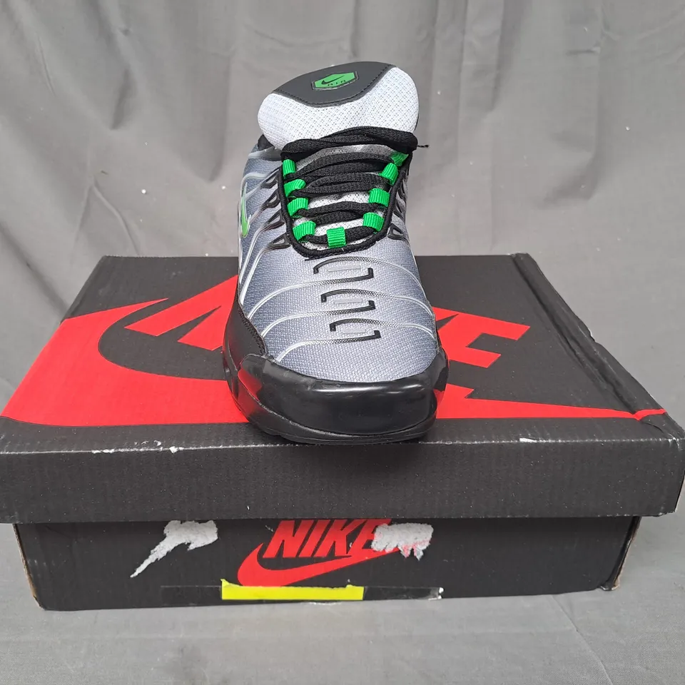 BOXED PAIR OF NIKE AIR SHOES IN GREY/GREEN UK SIZE 8.5