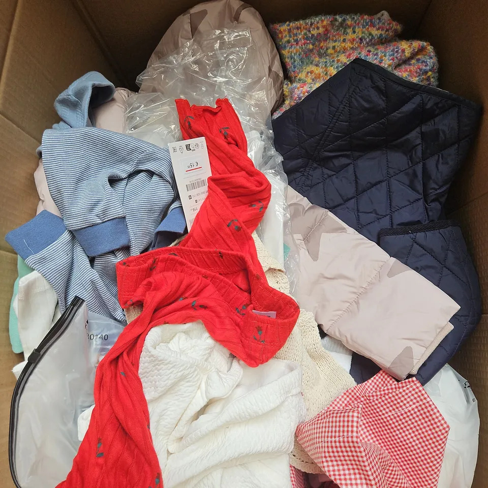 BOX OF APPROXIMATELY 30 ASSORTED KIDS CLOTHING ITEMS TO INCUDE - BABY SLEEPING BAG, BODYSUITS, DRESS, ETC