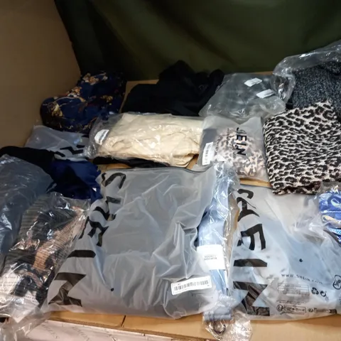 BOX OF ASSORTED CLOTHING ITEMS IN VARIOUS SIZES TO INCLUDE JUMPERS, SHIRTS AND TROUSERS