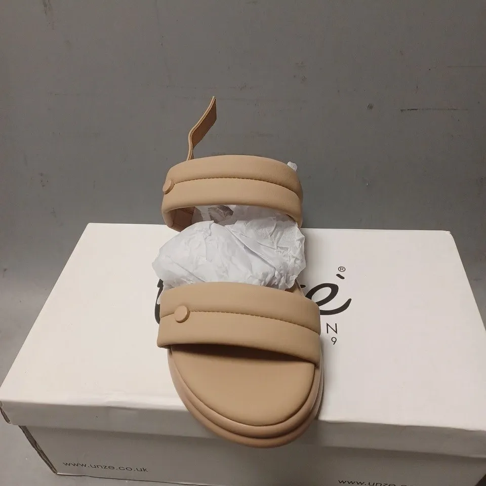 BOXED PAIR OF WOMENS UNZE SANDALS - UK SIZE 6
