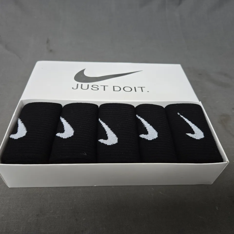 BOXED NIKE CREW SOCKS - X5 