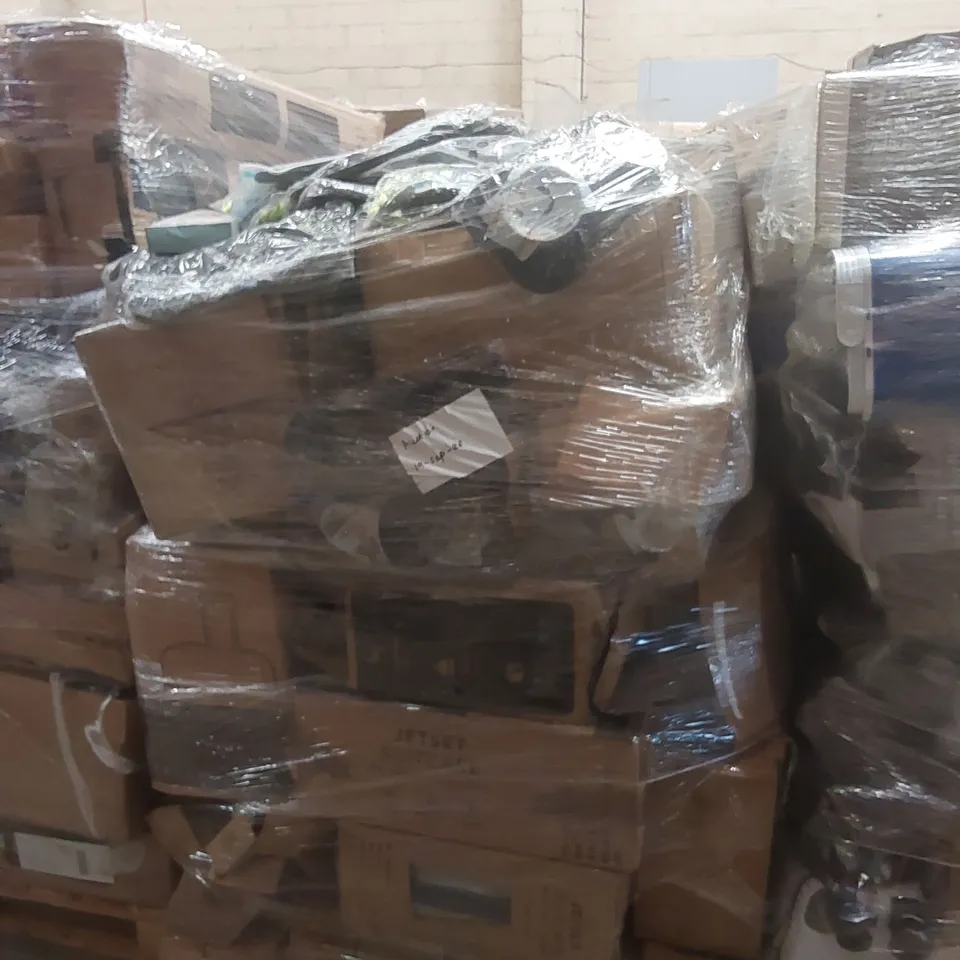 PALLET OF ASSORTED E-COMMERCE GOODS AND PRODUCTS TO INCLUDE: SUITCASES, EXTRA STRONG DOG LEADS, DOG BOWLS ECT