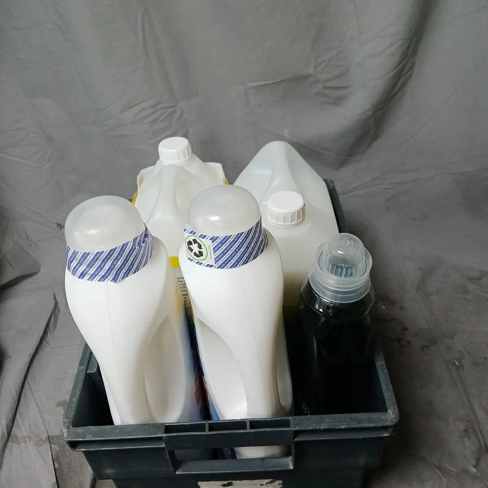 APPROXIMATELY 5 ASSORTED HOUSEHOLD LIQUID PRODUCTS TO INCLUDE PERSIL NON BIO 2565ML, PERSIL WONDER WASH DETERGENT 55 WASHES, COMFORT PURE 160 WASHES ETC