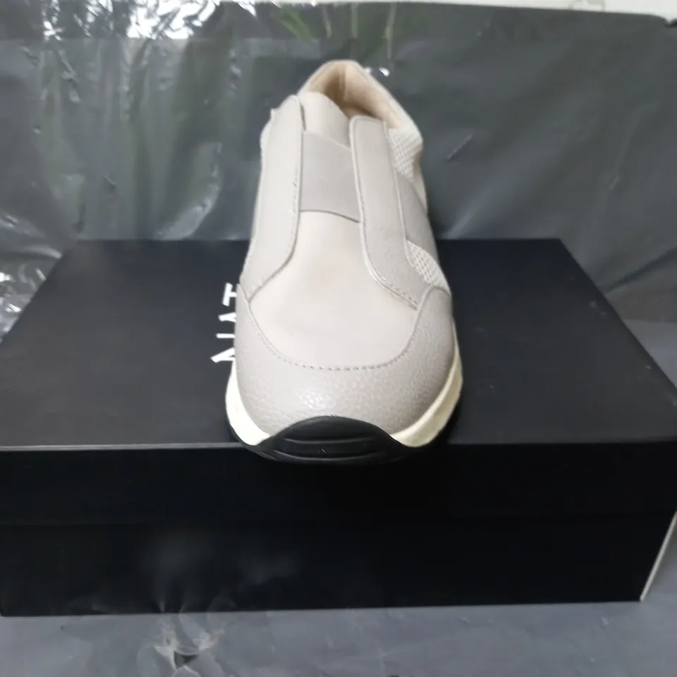 NATURALIZER LADIES SLIP ON TRAINERS CREAM SIZE 6.5
