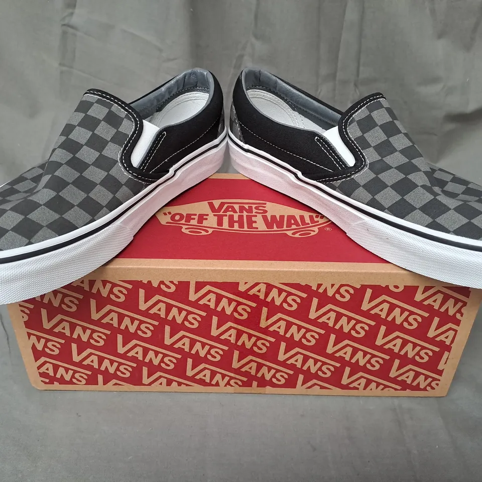 BOXED PAIR OF VANS CLASSIC SLIP-ON SHOES IN GREY/BLACK CHECKERBOARD UK SIZE 6