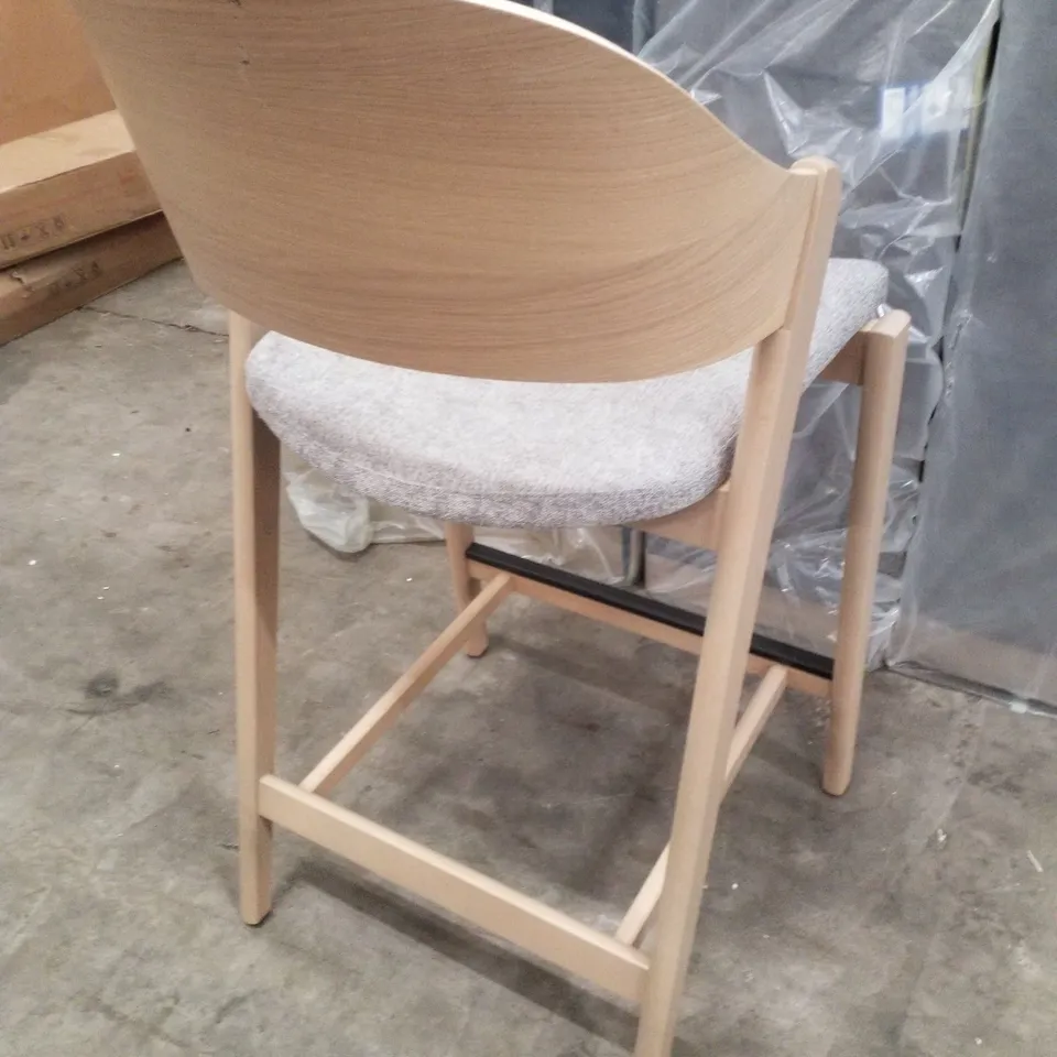 UPHOLSTERED COUNTER STOOL WITH SOLID WOOD FRAME - LIGHT GREY FABRIC/BEIGE 