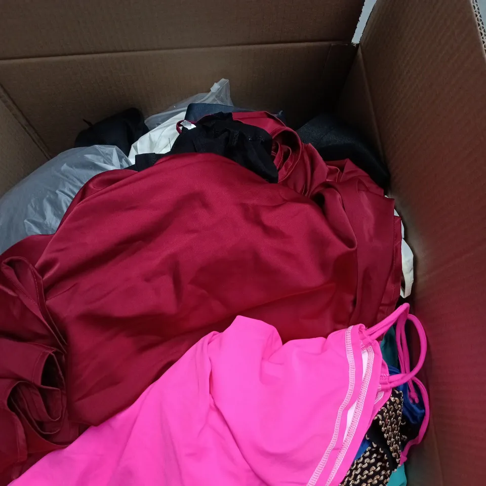 BOX OF APPROXIMATELY 25 ASSORTED CLOTHING ITEMS OF VARIOUS SIZES AND STYLES