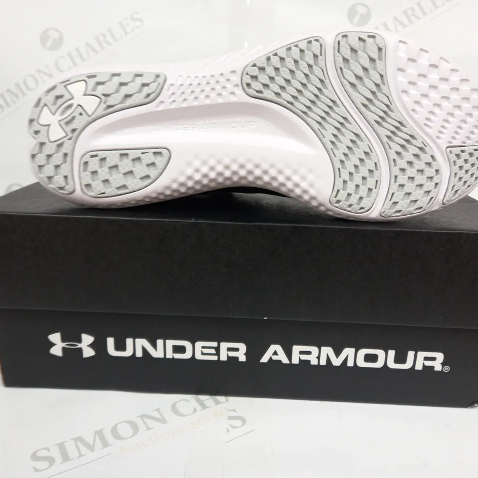 BOXED PAIR OF UNDER ARMOUR CHARGED BREEZE SHOES IN BLACK UK SIZE 7