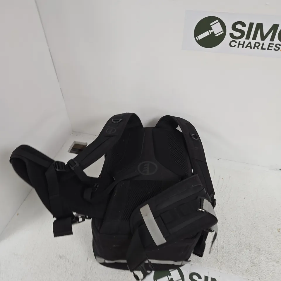 TAMRAC PROFESSIONAL CAMERA BACKPACK - BLACK