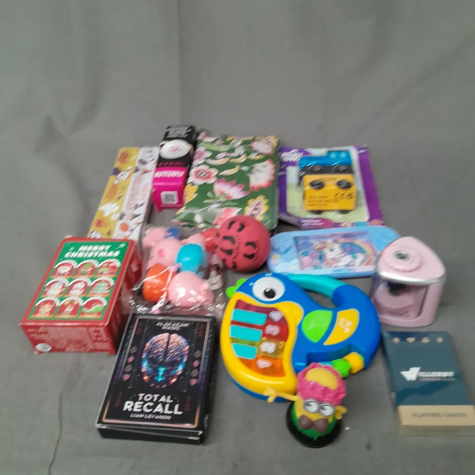 LOT OF ASSORTED TOYS AND GAMES TO INCLUDE SNAP WRIST BANDS, CARD GAMES AND PEPPA PIG