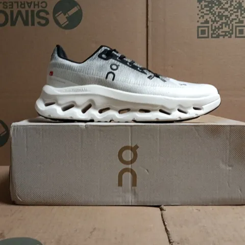 BOXED PAIR OF ON CLOUDTILT TRAINERS IN BLACK/IVORY SIZE UK 6