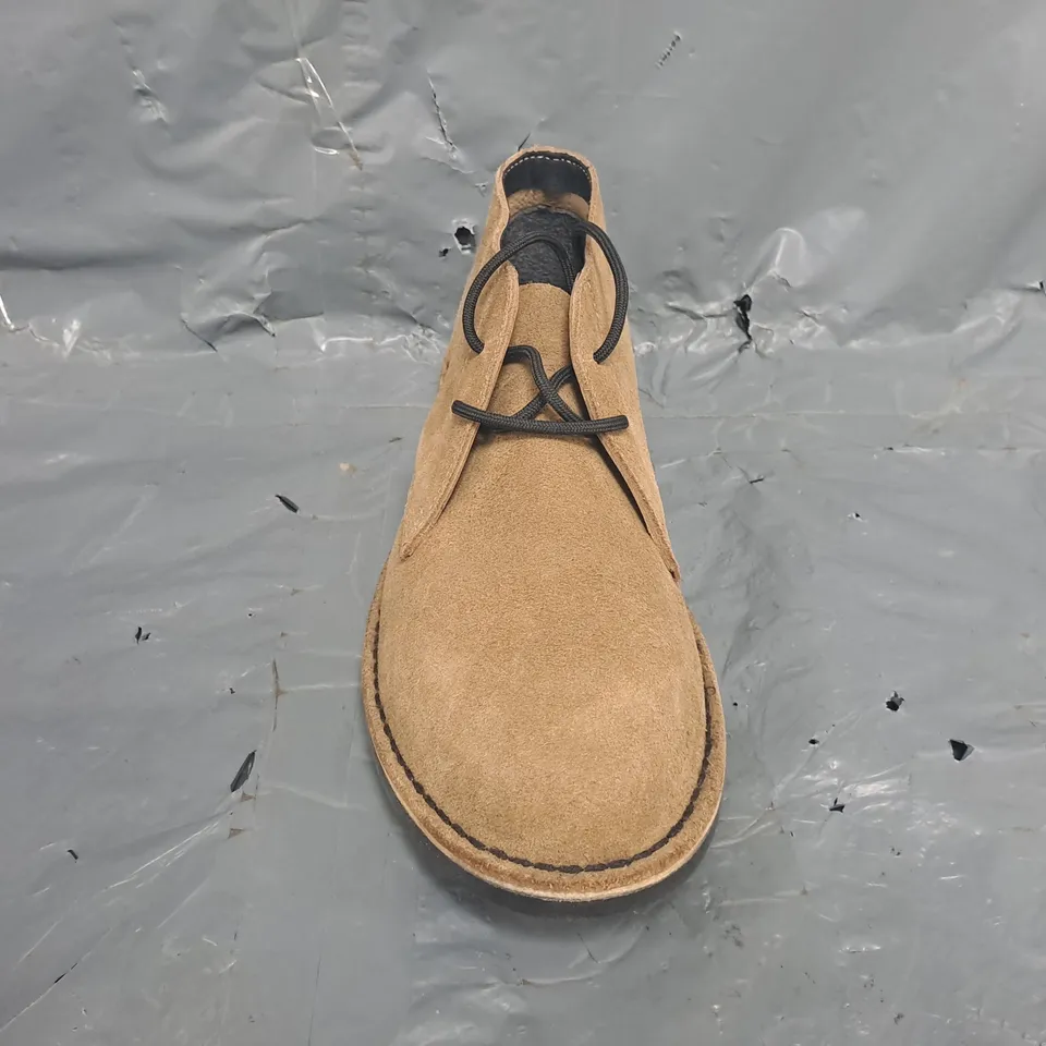 BOXED PAIR OF VELDSKOEN SHOES IN TAN SIZE UK M9/W10