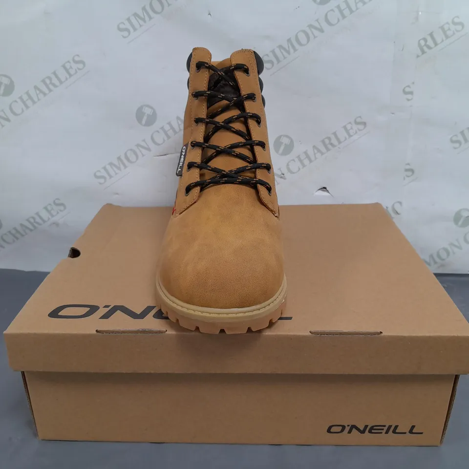 BOXED PAIR OF O'NEILL EL CAPITAN BOOTS IN TAN UK SIZE 9
