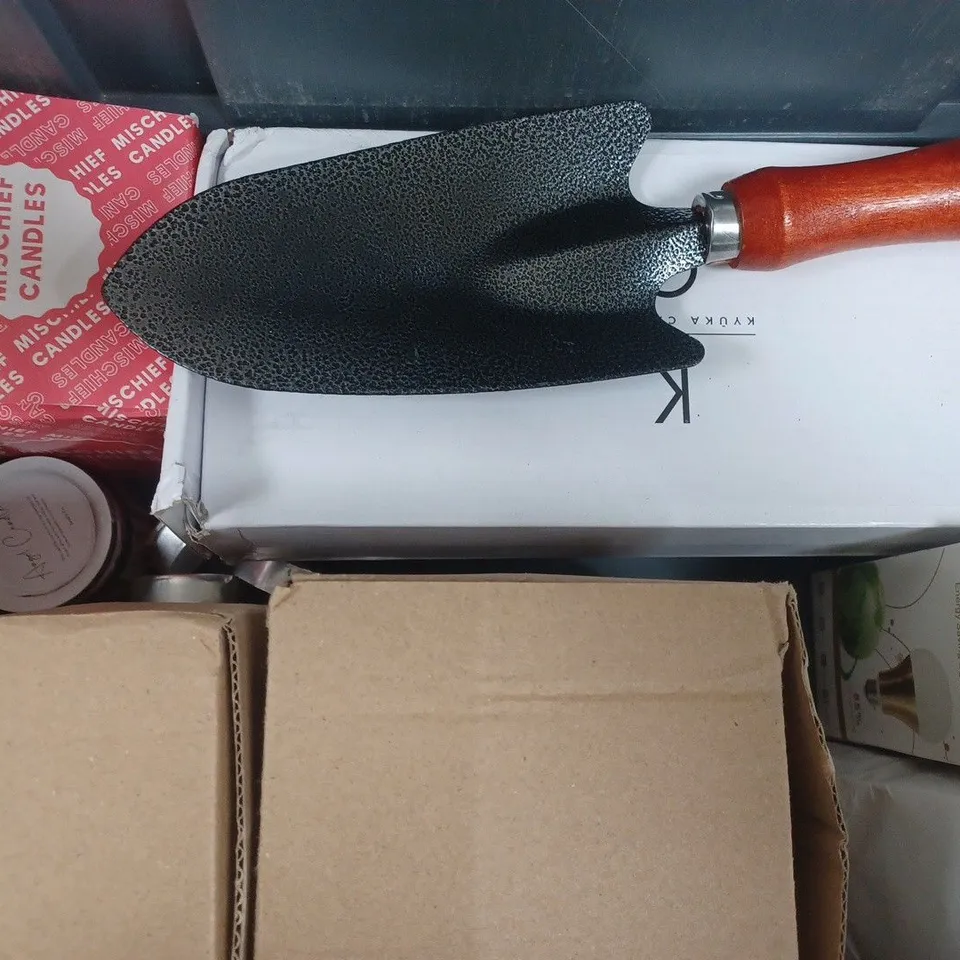 APPROXIMATELY 10 ASSORTED HOUSEHOLD ITEMS TO INCLUDE LED KEYRING TORCH, KNITTING NEEDLES, ETC