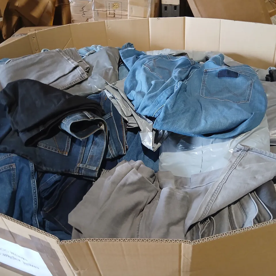 PALLET OF APPROXIMATELY 600 PAIRS OF ASSORTED JEANS