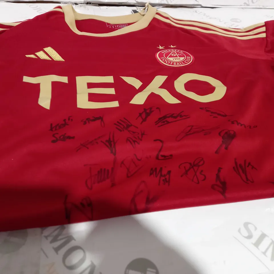 ABERDEEN FOOTBALL CLUB WITH SIGNED SIGNATURES 