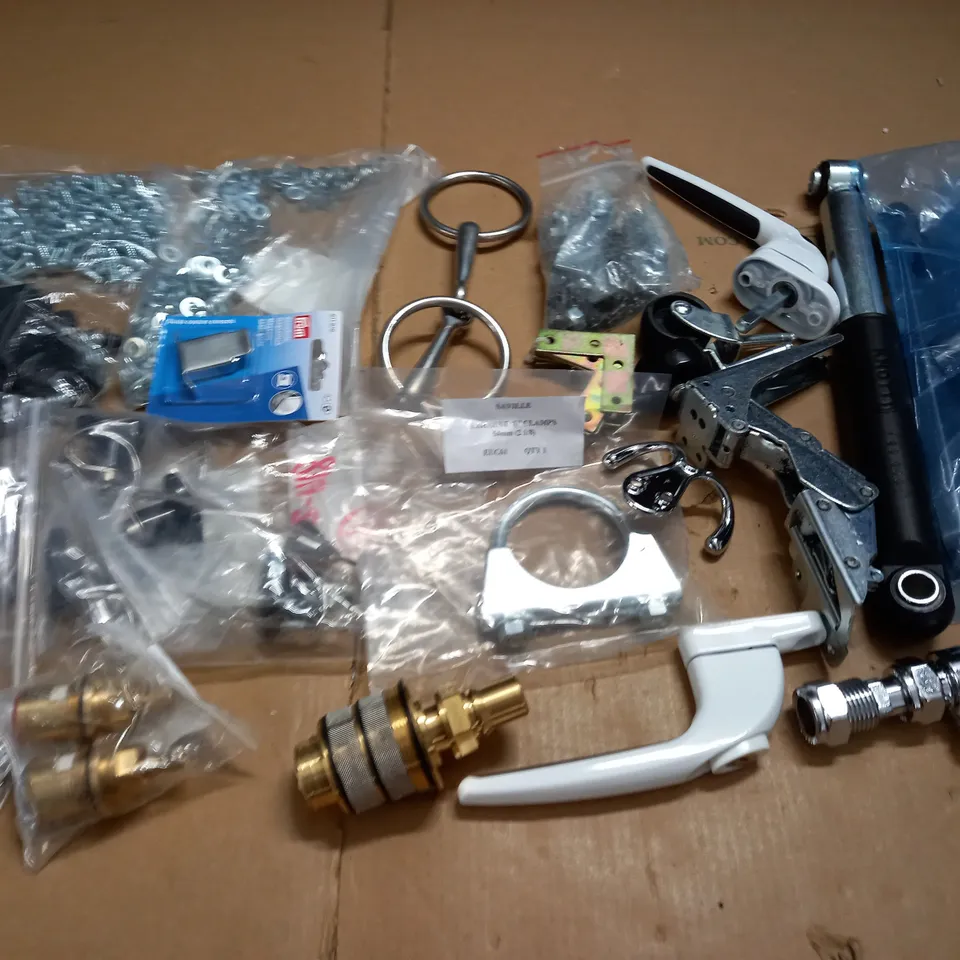 LARGE QUANTITY OF ASSORTED FITTING AND FIXTURE ITEMS - 2 CRATES