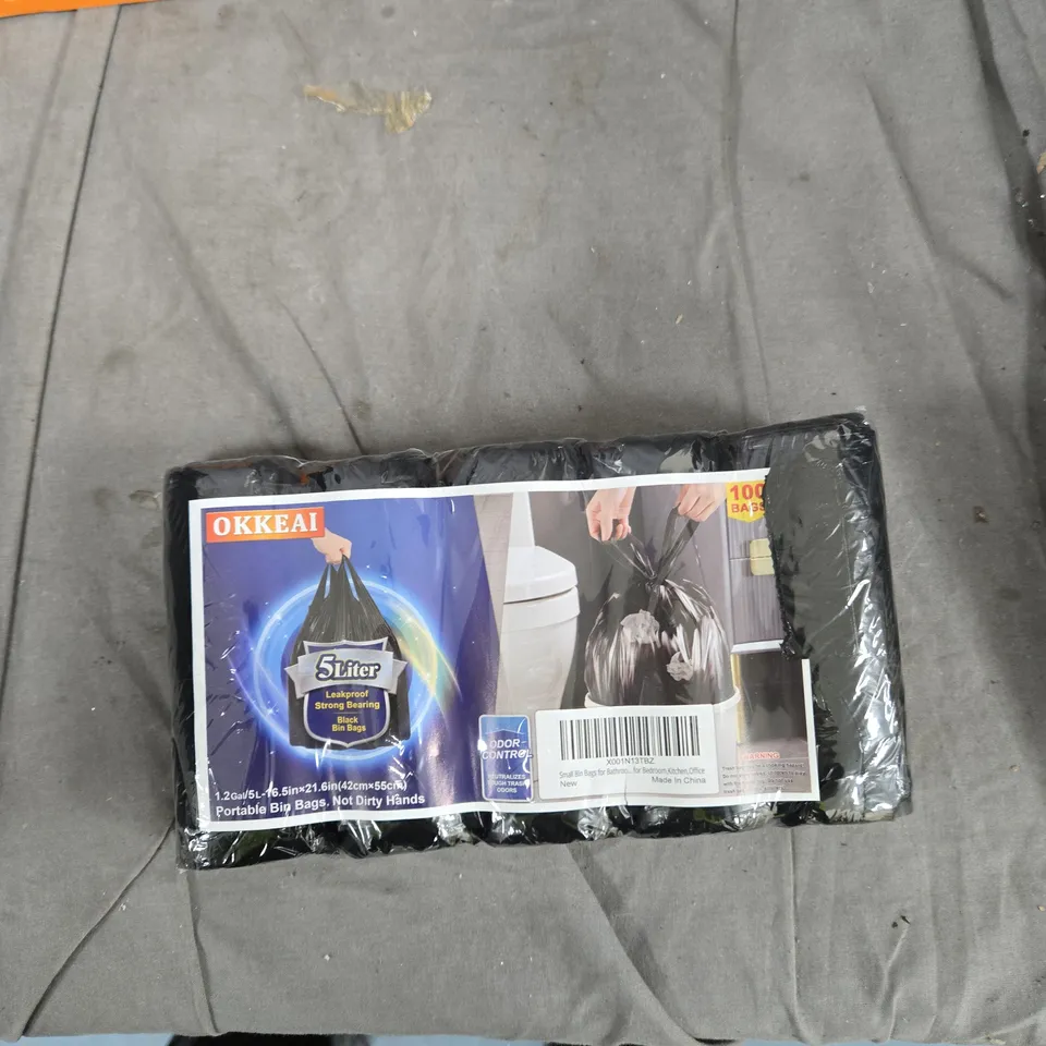 TOTE OF APPROXIMATELY 15 ASSORTED ITEMS TO INCLUDE: FAIRY LIGHTS AND RUBBISH BAGS