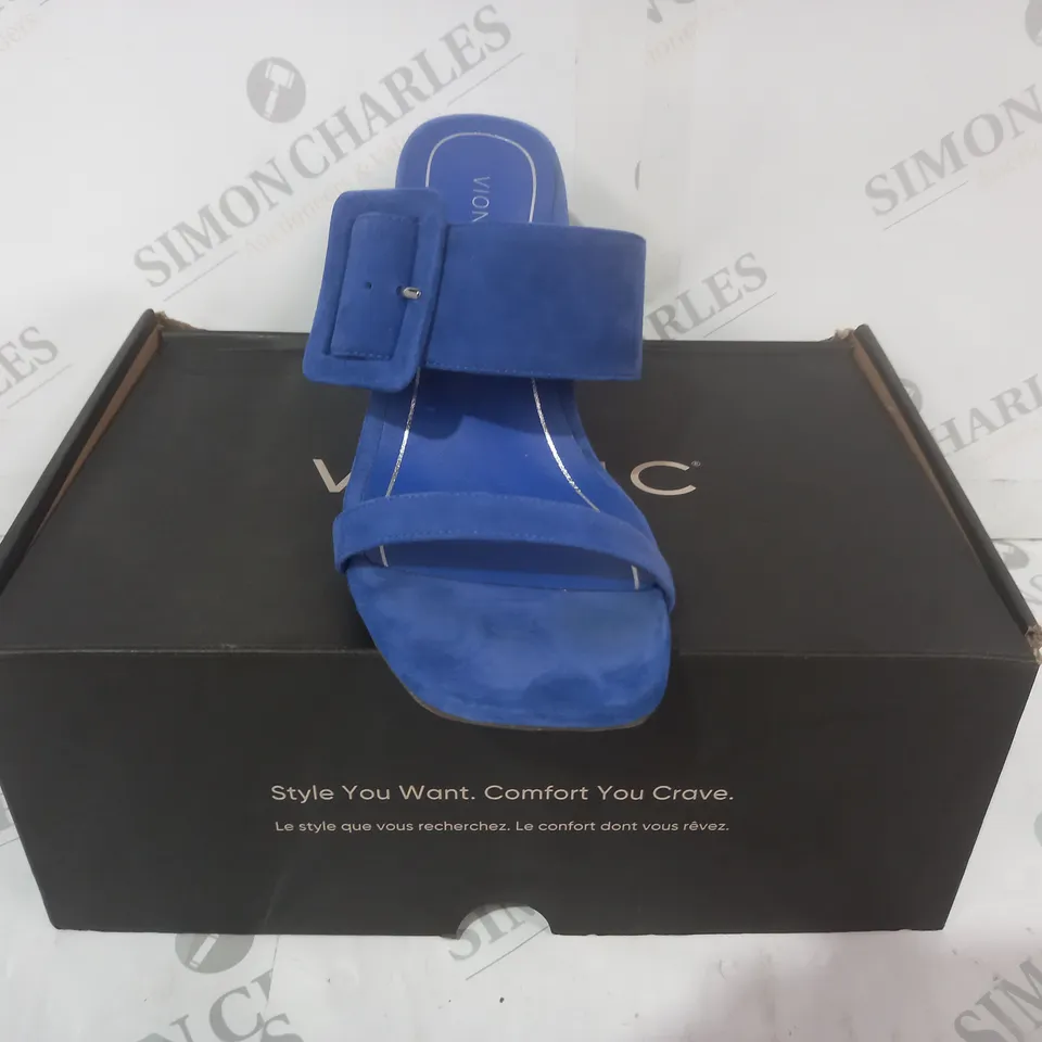 BOXED PAIR OF VIONIC OPEN TOE BLOCK HEEL SANDALS IN BLUE SIZE 7