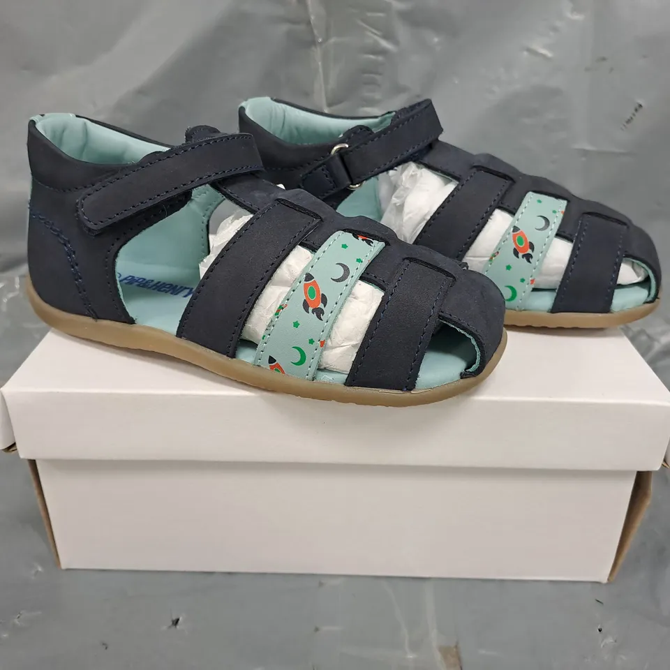 BOXED PAIR OF PIP & HENRY KID'S SANDALS IN NAVY/LIGHT BLUE SIZE 7