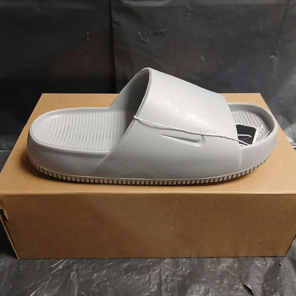 BOXED PAIR OF NIKE CALM SLIDE WOLF GREY – MEN'S SANDALS, UK SIZE 7 
