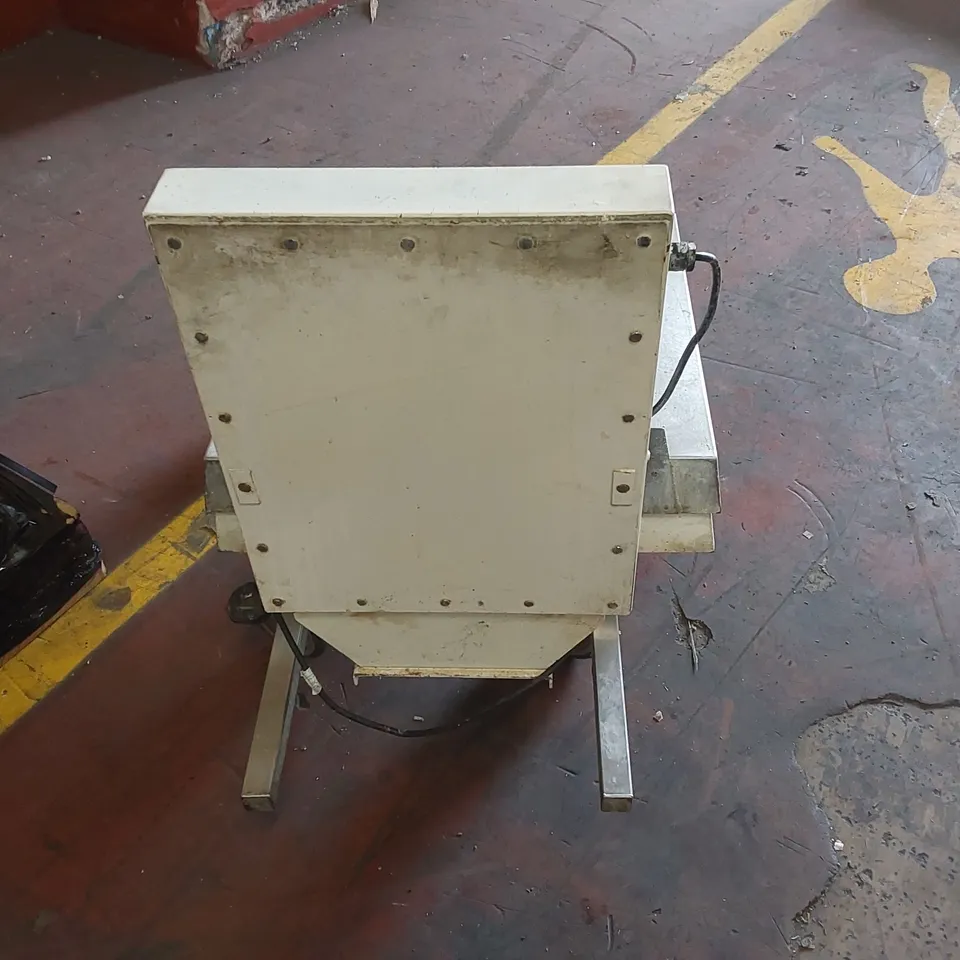 AVERY L101 PORTABLE ELECTRIC COMMERCIAL SCALE