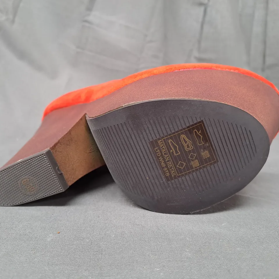 BOX OF APPROXIMATELY 8 PAIRS OF FIORE HIGH WOODEN PLATFORM SHOES IN ORANGE IN VARIOUS SIZES