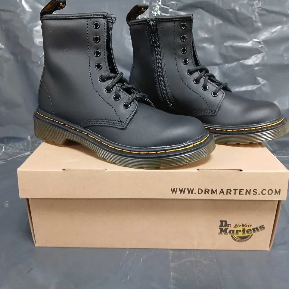 BOXED PAIR OF DR MARTENS 1460 KIDS BOOTS IN BLACK SIZE UK 13