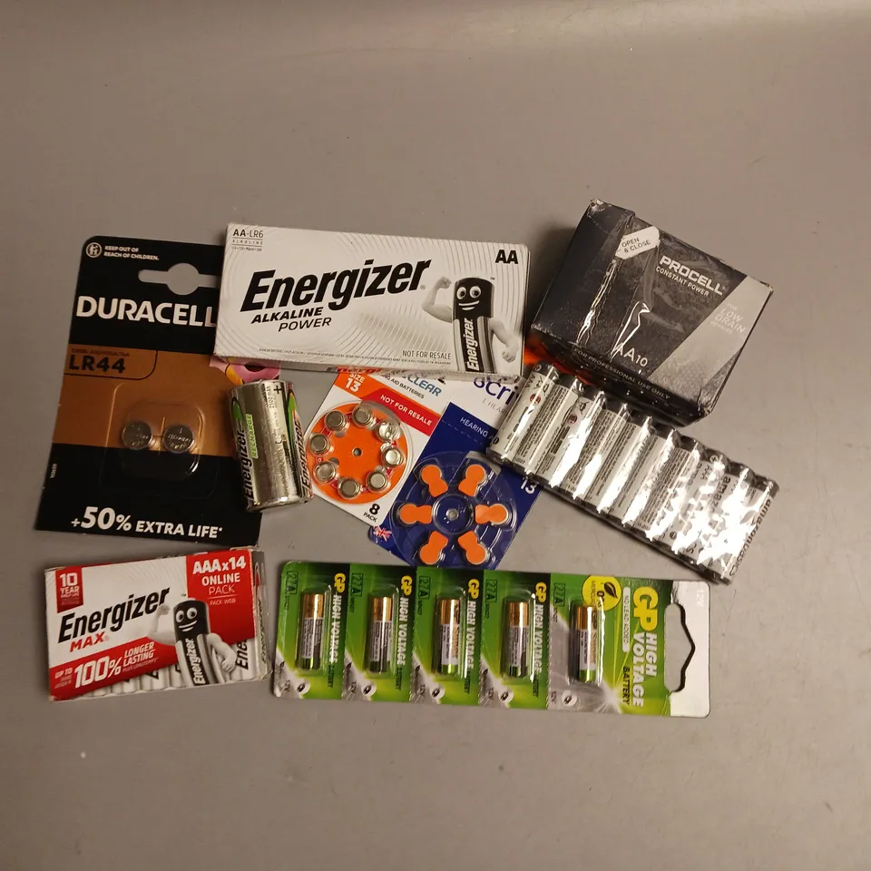 LOT OF APPROX 8 ASSORTED BRANDS AND SIZE BATTERIES TO INCLUDE ENERGIZER AA AND AAA, GP 12A AND SCRIVENS HEARING AID BATTERIES ETC