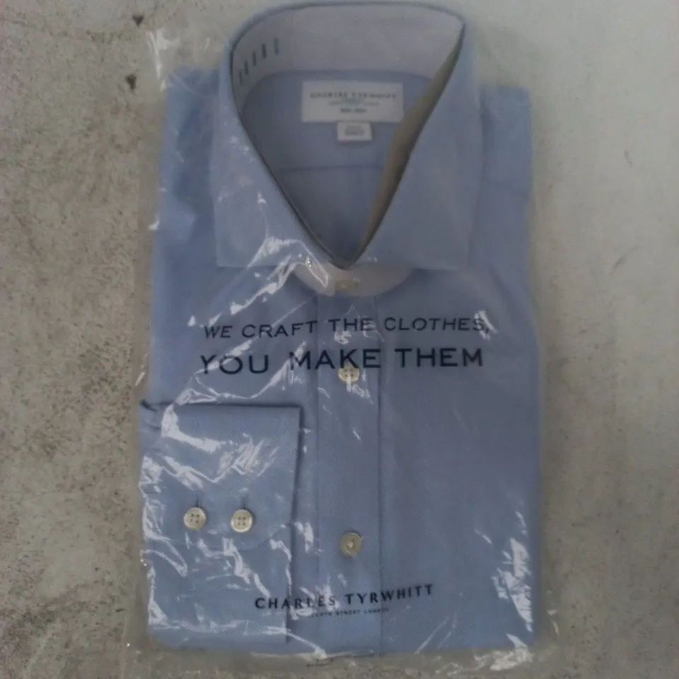 BAGGED CHARLES TYRWHITT NON-IRON SLIM FIT SHIRT IN LIGHT BLUE SIZE 16.5/34"