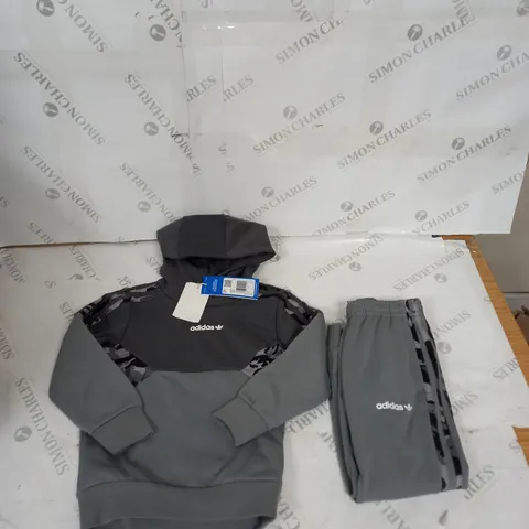 ADIDAS ORIGINAL TRACKSUIT SIZE 4-5 YEARS