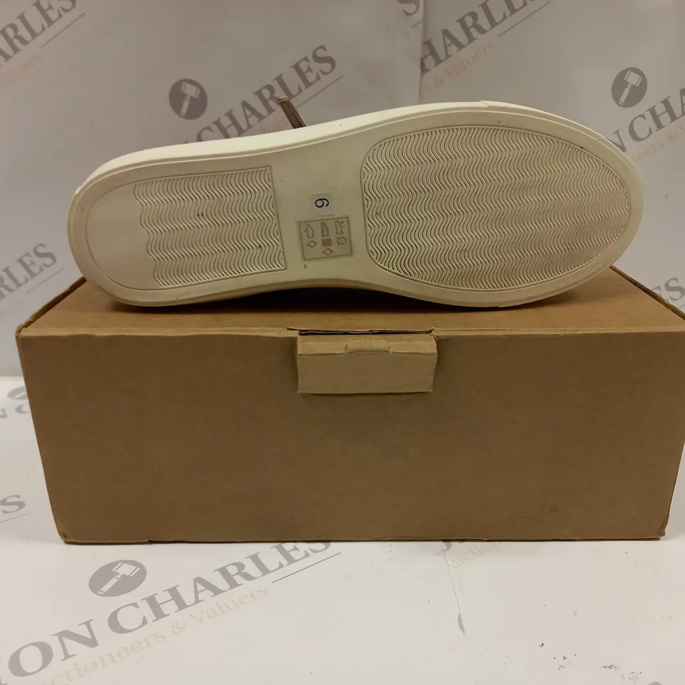 BOXED PAIR OF MAISON DE NIMES LEATHER ZIP SIDE TRAINERS IN PEWTER - SIZE 6