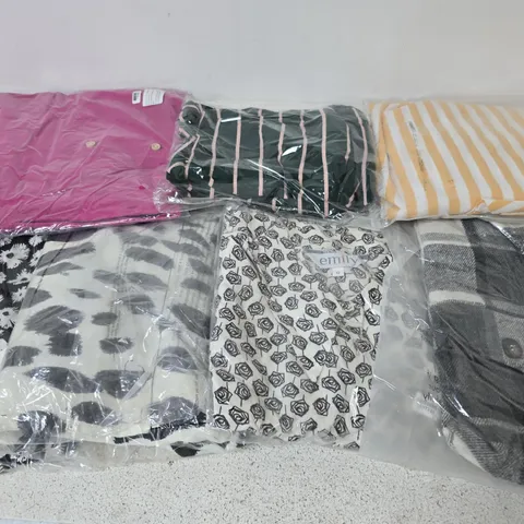 BOX OF APPROX 20 ASSORTED CLOTHING ITEMS TO INCLUDE JACKETS, SHIRTS, TOPS, ETC 