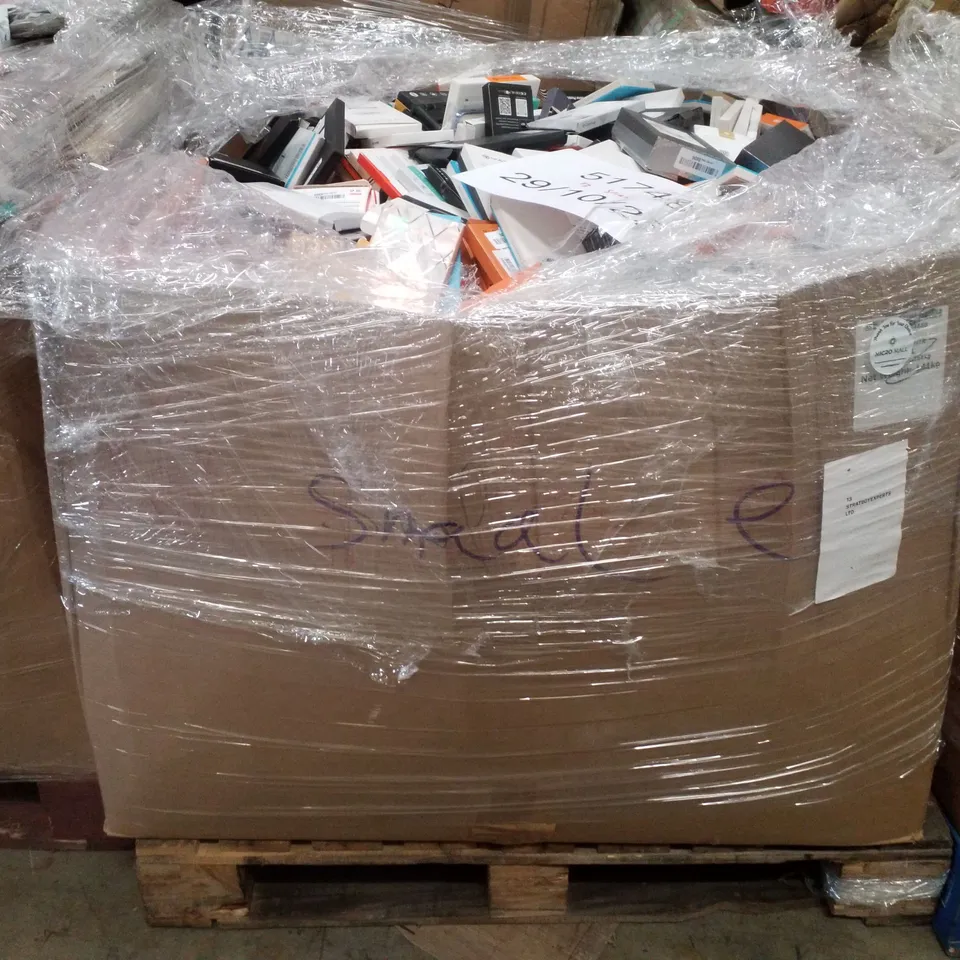 PALLET CONTAINING LARGE QUANTITY OF ASSORTED PHONE CASES
