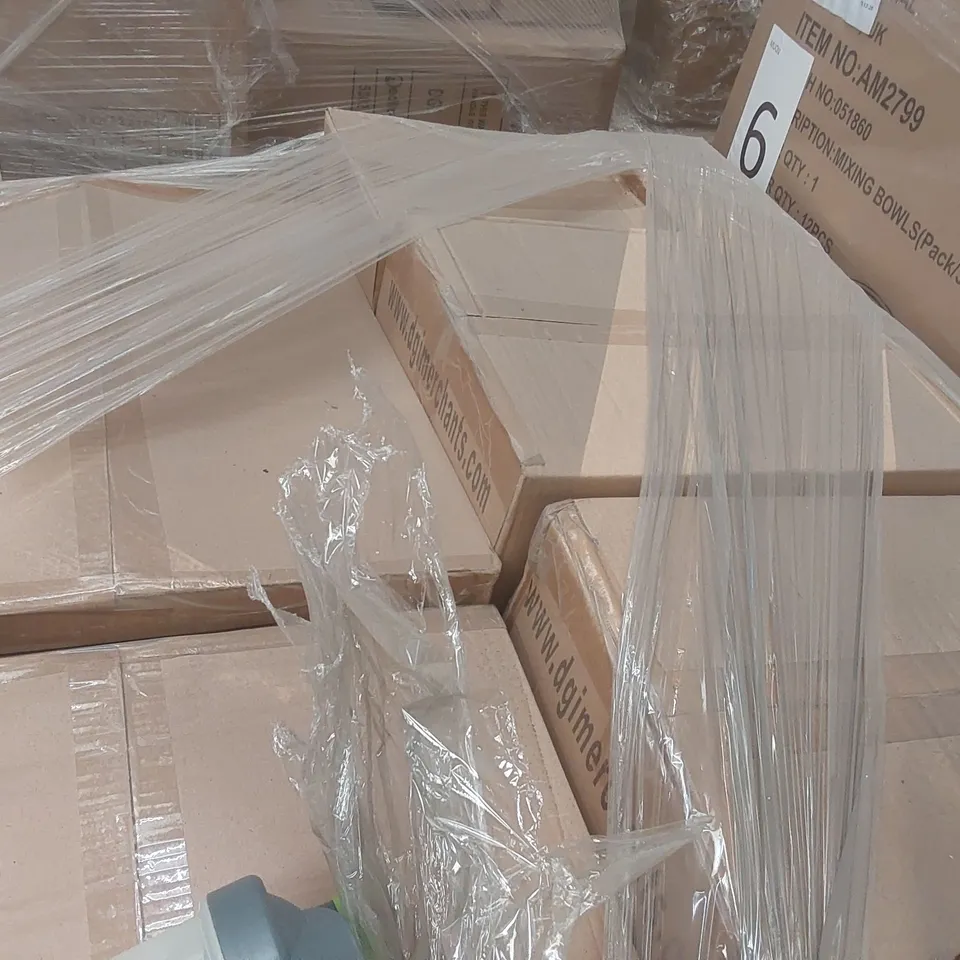 PALLET CONTAINING A VERY LARGE QUANTITY OF MULTICOLOURED 4 BULB LIGHTS, SOZALI IN THE GO SHAKER BOTTLES ECT