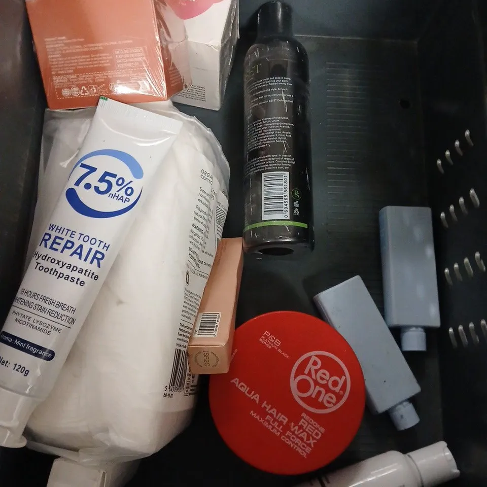 APPROXIMATEY 20 ASSORTED HEALTH AND BEAUTY PRODUCTS TO INCLUDE - ELF CAMO CONCEALER - THE ORDINARY ALPHA ARBUTIN 2% + HA - SKIN+ME LIGHT MOISTURISER - ETC
