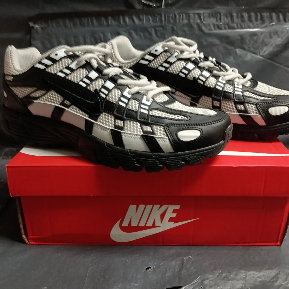 BOXED PAIR OF NIKE P-6000 TRAINERS IN BLACK/GREY SIZE UK 10
