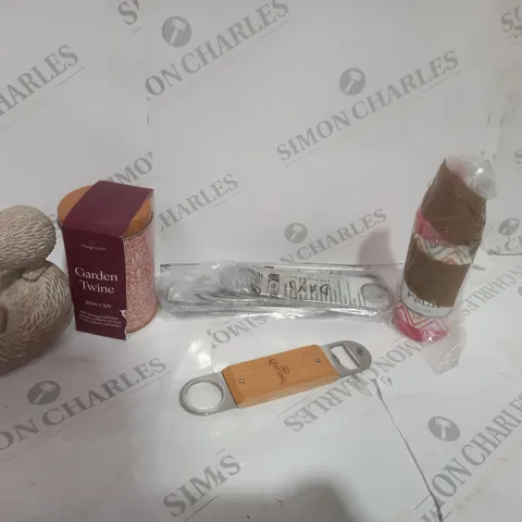TOTE OF APPROXIMATELY 20 ASSORTED ITEMS TO INCLUDE A GARDEN TWINE SCENTED CANDLE AND A BOTTLE OPENER