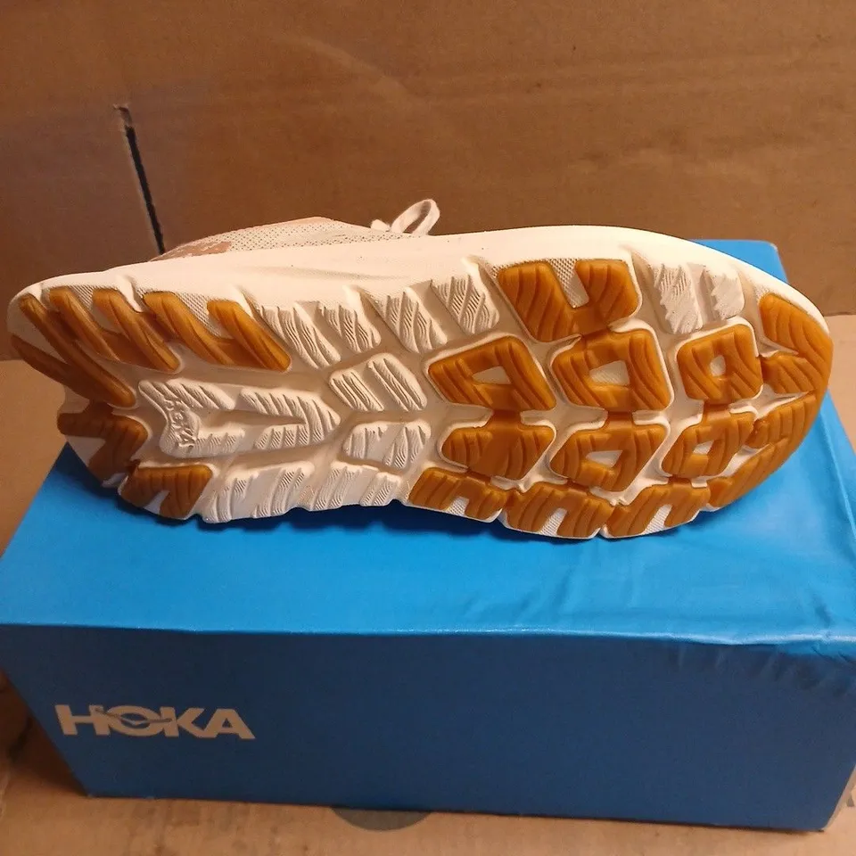 HOKA WOMEN'S RUNNING SHOES – PINK/BEIGE BOXED SIZE 5.5